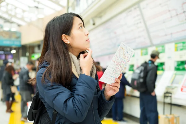 Mujer buscando mapa para la dirección —  Fotos de Stock