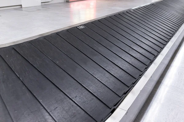 Carrousel à bagages vide dans le hall de l'aéroport — Photo