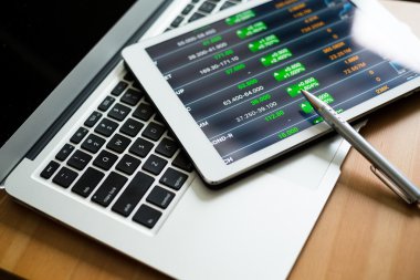 İş çizelgeleri bir ekran ile dijital tablet