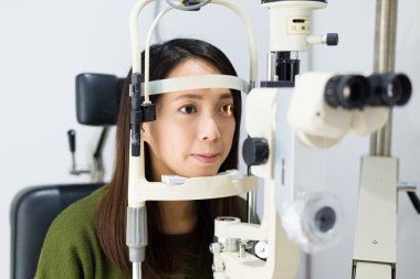 Kadının göz testi optik Kliniği yapması