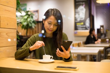 cep telefonu kullanarak ve kahve içme kadın