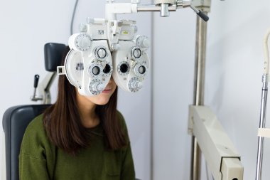 Kadının göz testi optik Kliniği yapması