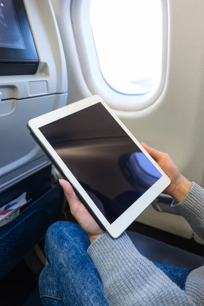 Femme utilisant la tablette dans l'avion — Photo