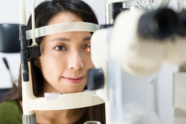 Жінка робить аналіз очей у оптичній клініці — стокове фото