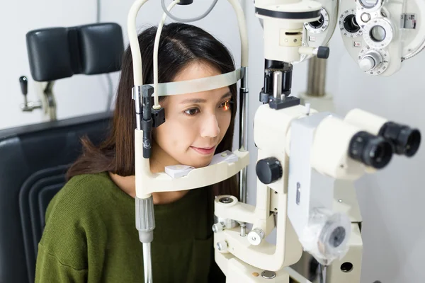 Vrouw doet oogtest in optische kliniek — Stockfoto