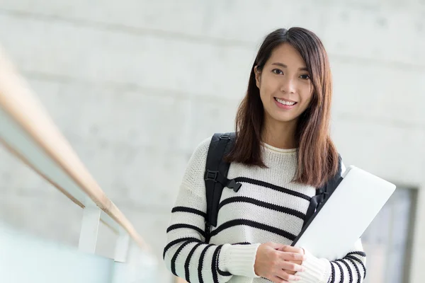 Aziatische vrouwelijke student met laptop — Stockfoto