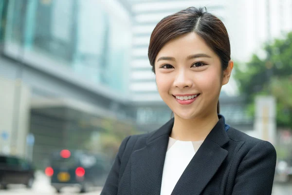 Jeune femme d'affaires asiatique en costume d'affaires — Photo