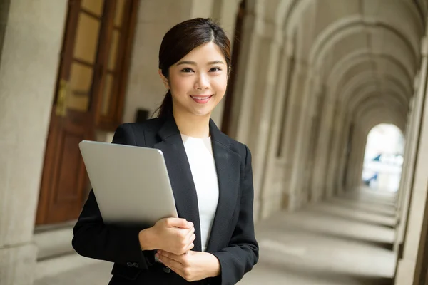 Junge asiatische Geschäftsfrau in Business-Anzug — Stockfoto