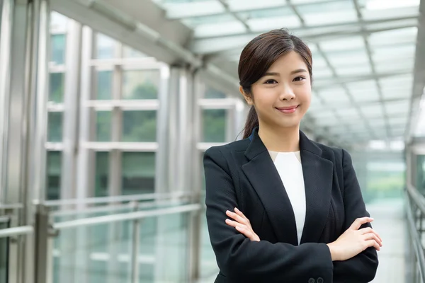 Junge asiatische Geschäftsfrau in Business-Anzug — Stockfoto