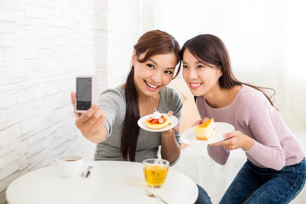 Mujeres tomando selfie con postre —  Fotos de Stock