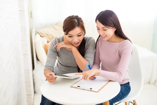 Vrouwen die iets van plan met de Tablet PC- en Klembord — Stockfoto