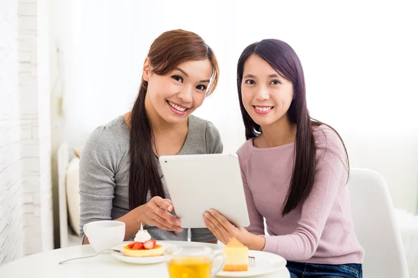 Mulheres usando tablet pc juntos no café — Fotografia de Stock