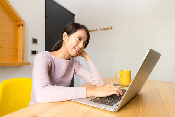 Vrouw met laptop computer thuis — Stockfoto