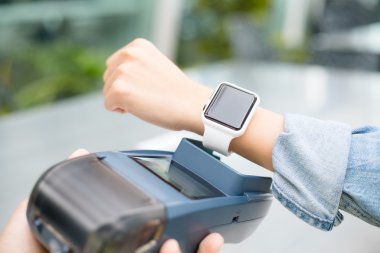 Kadın akıllı watch tarafından fatura ödeme 