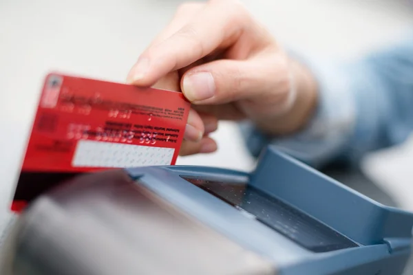 Tarjeta de crédito deslizante mano en la tienda — Foto de Stock