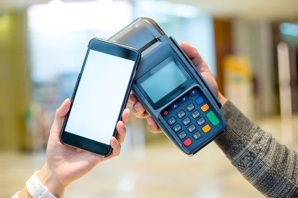 Kobieta za pomocą telefonów komórkowych za zapłacenie rachunku — Zdjęcie stockowe