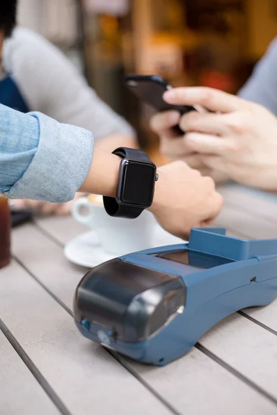 Klient płaci przez inteligentny zegarek na urządzenia pos — Zdjęcie stockowe
