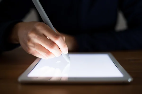 Mujer escribiendo algo en la tableta PC — Foto de Stock