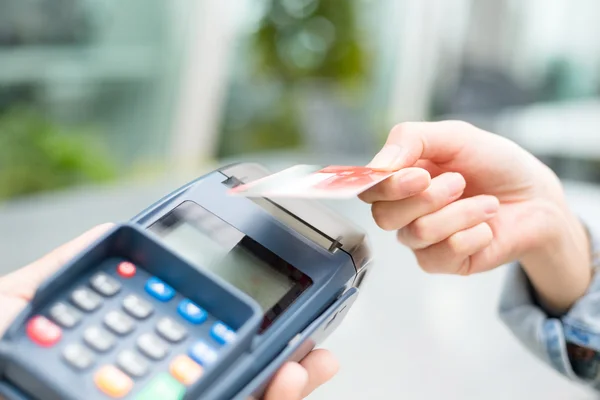 Woman paying on credit card — Stock Photo, Image