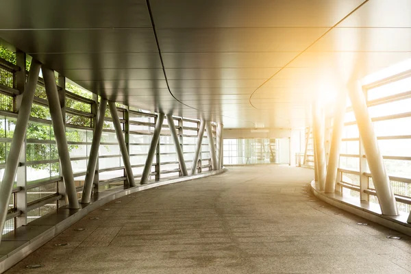 Corridoio lungo vuoto nel moderno edificio per uffici — Foto Stock