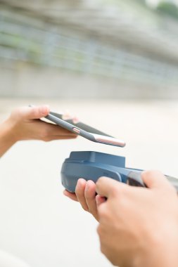 Pos makinesi üzerinde cep telefonu kullanarak müşteri