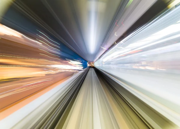 Trilho de luz acelerando através de um túnel — Fotografia de Stock