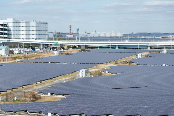 近代的な太陽電池パネル — ストック写真