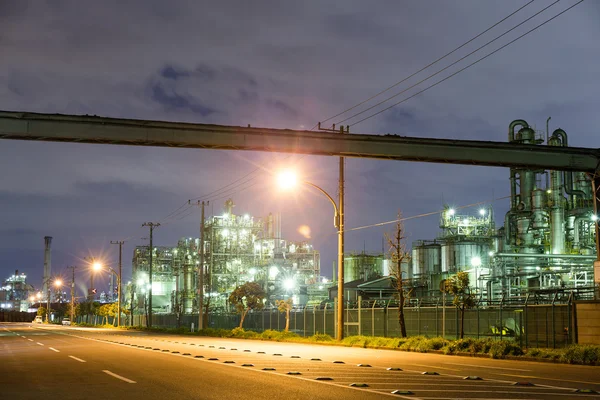 Edifício industrial à noite — Fotografia de Stock