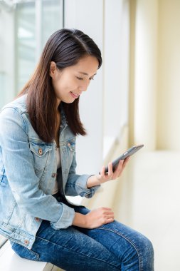 cep telefonu kullanan kadın 