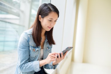 cep telefonu kullanan kadın 