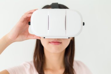 VR aygıtı kullanan kadın