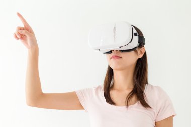 VR aygıtı kullanan kadın