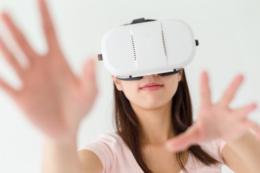 VR aygıtı kullanan kadın