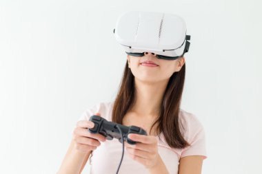 Sanal gerçeklik aygıtıyla kadın