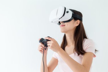 Sanal gerçeklik aygıtıyla kadın