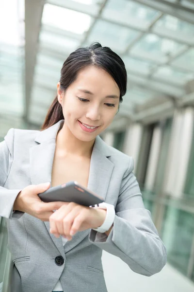 Joven asiática mujer de negocios traje —  Fotos de Stock