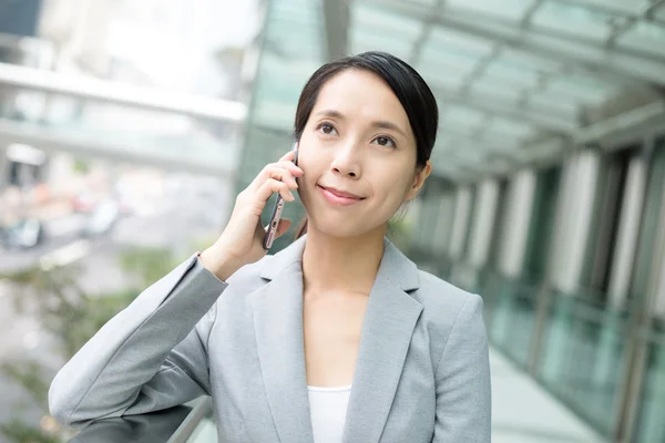 Jeune femme d'affaires asiatique en costume d'affaires — Photo