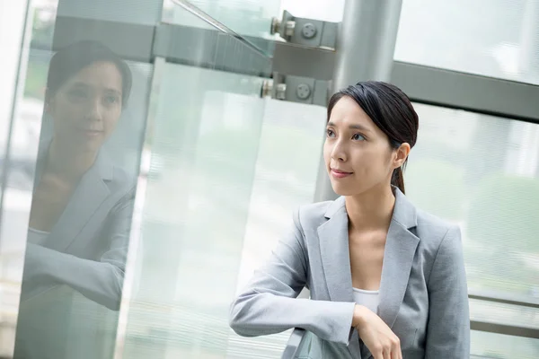 Joven asiática mujer de negocios traje —  Fotos de Stock