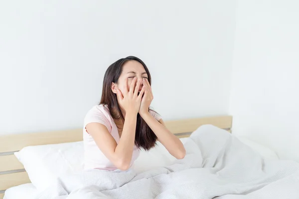 Mujer despertando por la mañana — Foto de Stock