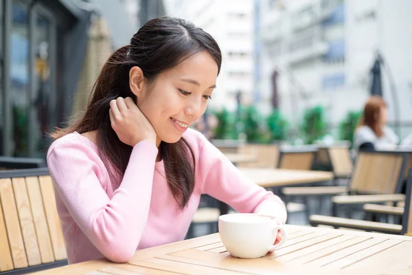 Jovem mulher tomando seu café — Fotografia de Stock