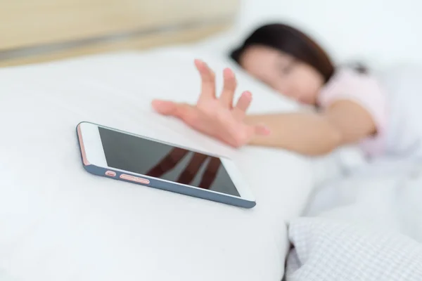 Verslaafd aan mobiel in bed van vrouw — Stockfoto