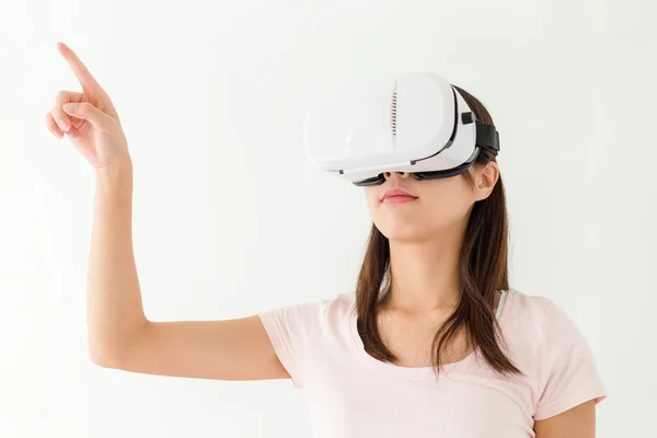 Vr 기기를 사용하는 여자 — 스톡 사진