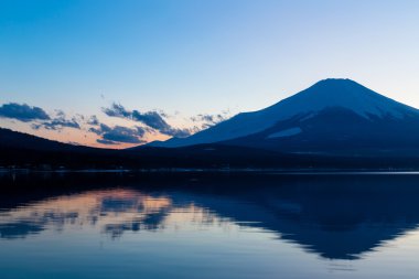 Mt. Fuji ve Japonya'da Gölü