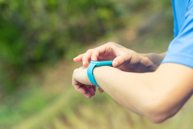 Akıllı saat kullanan adam