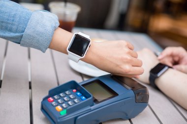 Nfc teknolojisi ile akıllı izle kullanan kadın