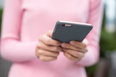 kadın gönderen mesaj cep telefonu üzerinde 