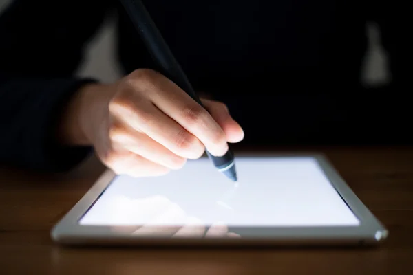 Vrouw schetsen op tablet pc — Stockfoto