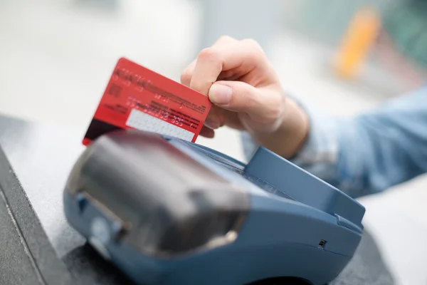 Mujer usando tarjeta de crédito para pagar — Foto de Stock