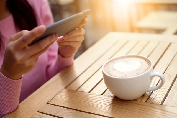 Vrouw foto nemen op de koffie bij outdoor cafe — Stockfoto