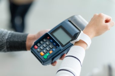 Kadın akıllı watch tarafından fatura ödeme 
